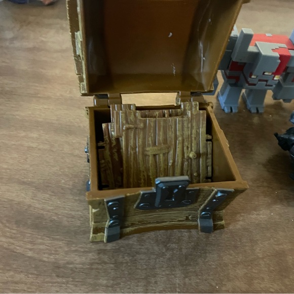 Mix of Minecraft and Fortnight characters - Picture 3 of 4